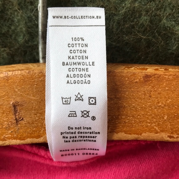 Black cat of Riga, Latvia Souvenir T Shirt - Picture 7 of 8